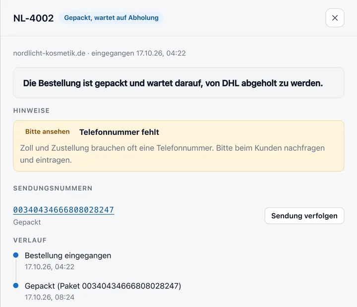 Eine gepackte Bestellung mit Sendungsnummer, Knopf Sendung verfolgen und dem Verlauf Bestellung eingegangen, Gepackt.